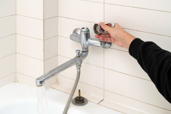 Cost of Leaky Bathtub Repair in Northville